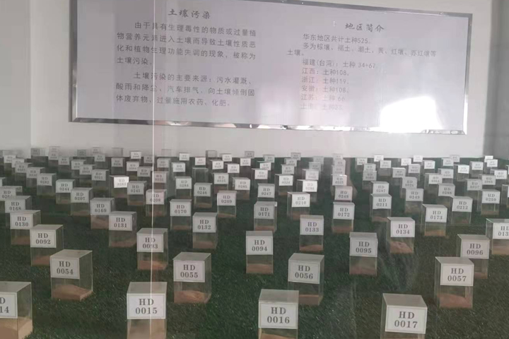 來自礦產(chǎn)開發(fā)、洗選加工過程中產(chǎn)生的大量粘土、泥土礦沙由于持水性高、粘度大、易抱團(tuán)結(jié)塊給后續(xù)物料磨粉、焙燒等工序造成不良影響，烘干機(jī)廠家鄭州東鼎干燥針對此類物料干燥及應(yīng)用特