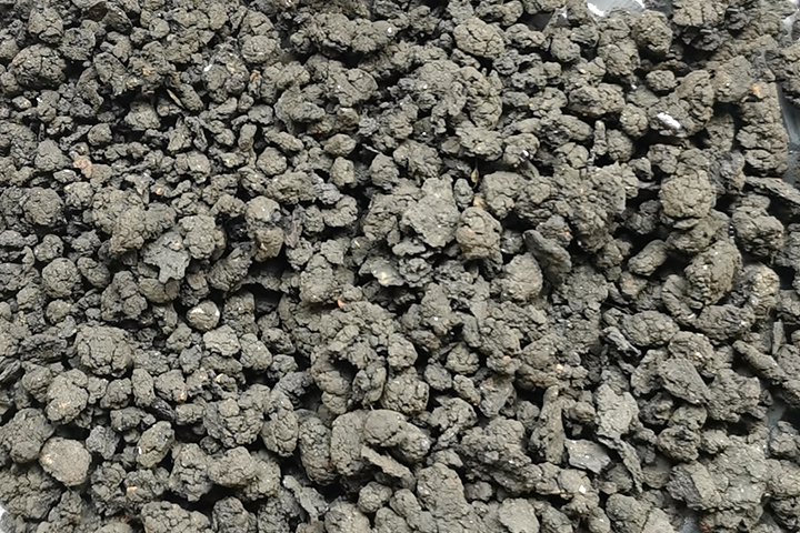 污泥烘干機(jī)系統(tǒng)適合于粘性較大的各種污泥干燥，可將含水85％左右的濕污泥脫水到50%左右再烘干成為含水10％以下的干粉