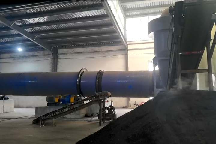 污泥烘干機(jī)系統(tǒng)適合于粘性較大的各種污泥干燥，可將含水85％左右的濕污泥脫水到50%左右再烘干成為含水10％以下的干粉