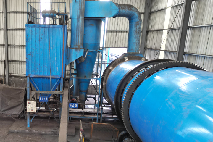 低溫蒸汽余熱煤泥烘干機(jī)采用內(nèi)熱式蒸汽回轉(zhuǎn)干燥機(jī)對(duì)濕煤泥進(jìn)行間接干燥，無三廢產(chǎn)生，節(jié)能環(huán)保，綠色高效，干燥環(huán)境安全。