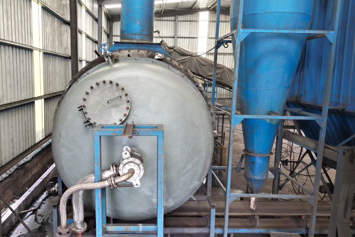 低溫蒸汽余熱煤泥烘干機(jī)采用內(nèi)熱式蒸汽回轉(zhuǎn)干燥機(jī)對(duì)濕煤泥進(jìn)行間接干燥，無三廢產(chǎn)生，節(jié)能環(huán)保，綠色高效，干燥環(huán)境安全。