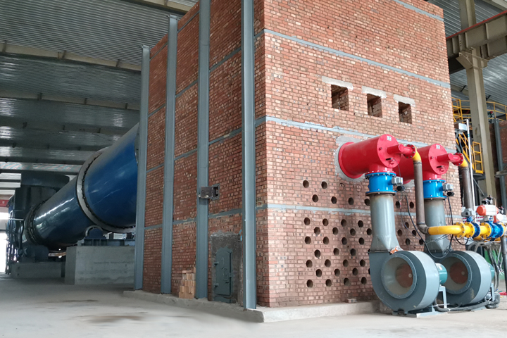 發(fā)酵飼料烘干機根據(jù)物料在烘干機內(nèi)部的不同行進狀態(tài)，設置了集打散、揚料、熱交換、控溫調(diào)濕等不同功能單元，滿足物料的干燥效果，并保存了物料中有益菌體的活性。