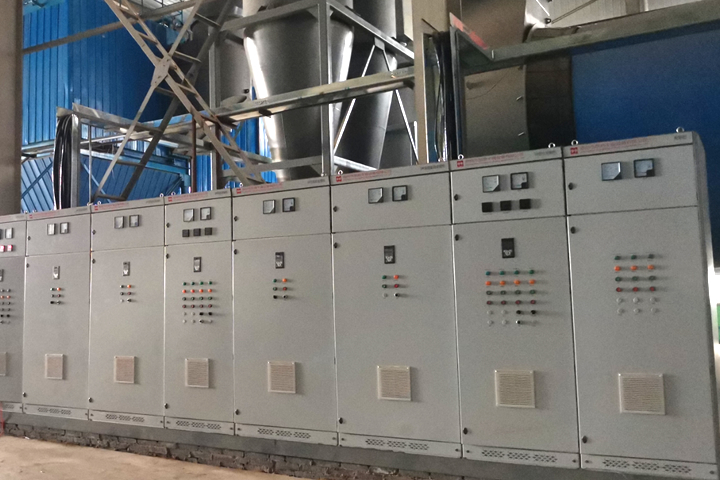 發(fā)酵飼料烘干機根據(jù)物料在烘干機內(nèi)部的不同行進狀態(tài)，設置了集打散、揚料、熱交換、控溫調(diào)濕等不同功能單元，滿足物料的干燥效果，并保存了物料中有益菌體的活性。