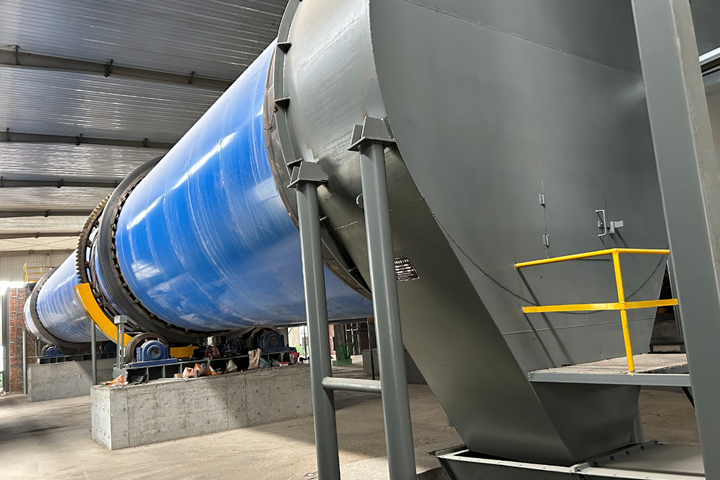 白酒糟烘干機采用新型熱風設備，烘干機集打散防腐清理于一體，清潔排放。