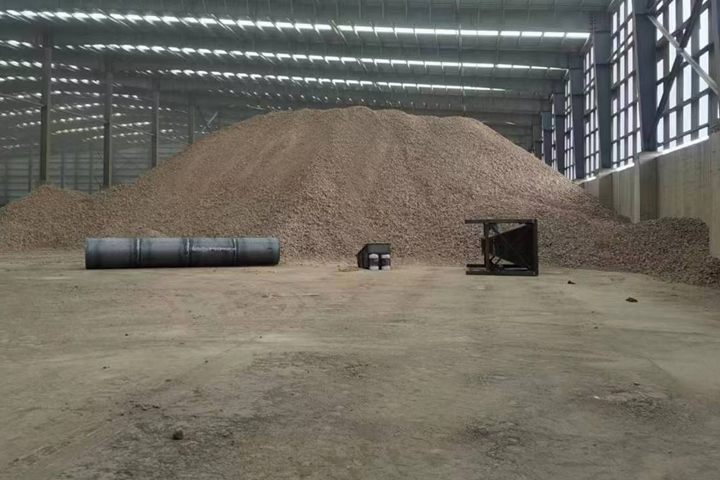 礦石烘干機(jī)是東鼎干燥針對(duì)冶金建材行業(yè)推出的專用烘干設(shè)備，具有產(chǎn)能大、耐磨損、熱能消耗低、自動(dòng)化程度高的特點(diǎn)。