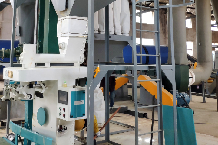 噴漿玉米皮專用烘干機設(shè)備，可以通過熱風(fēng)干燥工藝，快速降低物料中的水分制成高能量玉米噴漿蛋白飼料。