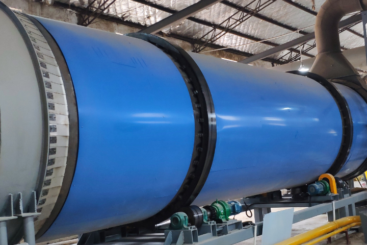 噴漿玉米皮專用烘干機設(shè)備，可以通過熱風(fēng)干燥工藝，快速降低物料中的水分制成高能量玉米噴漿蛋白飼料。