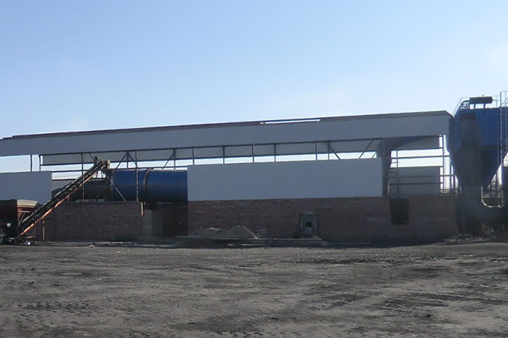 石油焦烘干機(jī)設(shè)備可以減少石油焦的含水量和揮發(fā)物含量，增加石油焦的熱值，提高石油焦的含碳量和密度，使石油焦更適合重工業(yè)中的工藝需求。