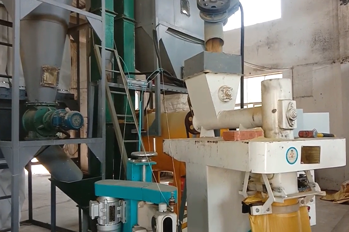 果渣烘干機(jī)是針對(duì)含水率高、糖分高的果品飲料、罐頭廠(chǎng)產(chǎn)生的果渣下腳料飼料化利用開(kāi)發(fā)的烘干設(shè)備。