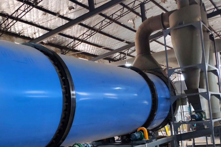 果渣烘干機(jī)是針對(duì)含水率高、糖分高的果品飲料、罐頭廠(chǎng)產(chǎn)生的果渣下腳料飼料化利用開(kāi)發(fā)的烘干設(shè)備。