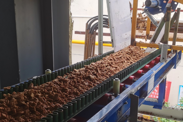 果渣烘干機(jī)是針對(duì)含水率高、糖分高的果品飲料、罐頭廠(chǎng)產(chǎn)生的果渣下腳料飼料化利用開(kāi)發(fā)的烘干設(shè)備。