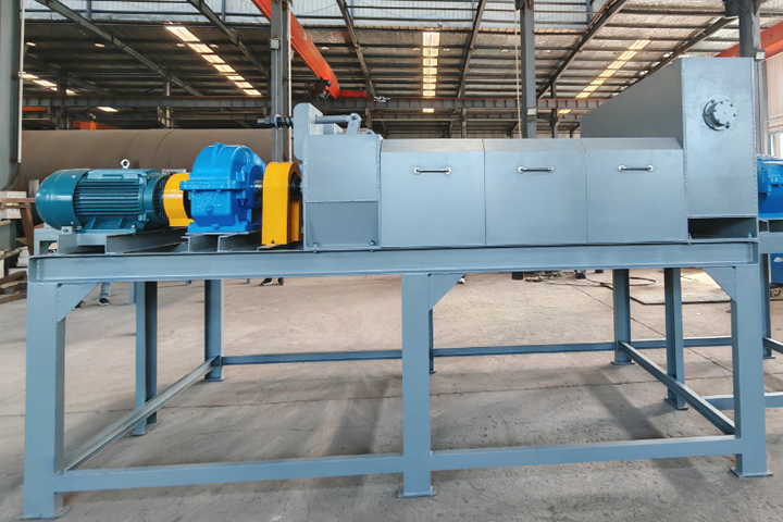 三軸螺旋擠壓脫水機(jī)是我司在雙軸螺旋擠壓脫水機(jī)基礎(chǔ)上推出的新型脫水設(shè)備，采用三螺旋軸擠壓結(jié)構(gòu)。