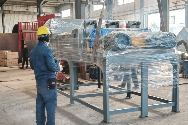 三軸螺旋擠壓脫水機(jī)是我司在雙軸螺旋擠壓脫水機(jī)基礎(chǔ)上推出的新型脫水設(shè)備，采用三螺旋軸擠壓結(jié)構(gòu)。