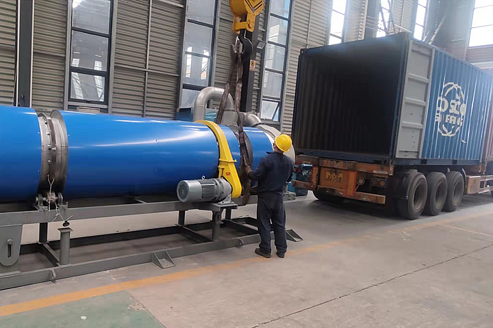 氧化鋁烘干機根據氧化鋁物料的水分狀態(tài)、比重、耐受溫度特性進行設計，采用新型熱風烘干技術，在不改變物料性質的情況下，快速蒸發(fā)掉物料中多余水分。