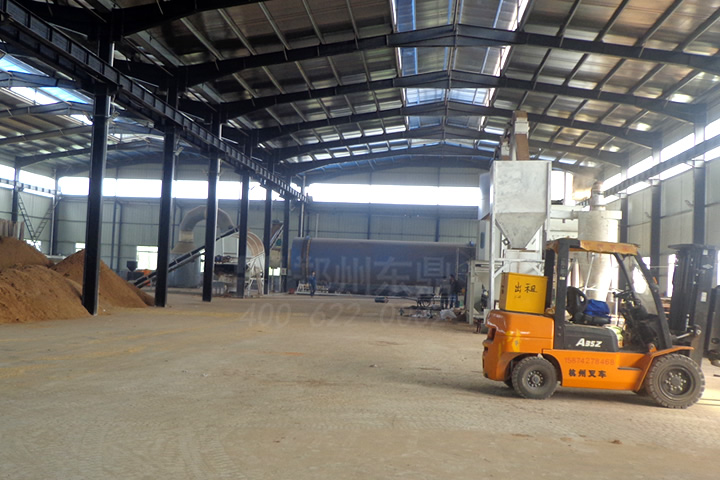 在家具制造行業(yè)生產(chǎn)過程中會產(chǎn)生大量的鋸末、刨花，這些木質(zhì)物料是加工優(yōu)質(zhì)生物質(zhì)顆粒的好原料，但由于水分過高直接壓制顆粒會影響顆粒品質(zhì)，為了控制鋸末的含水率，我司開發(fā)成套鋸