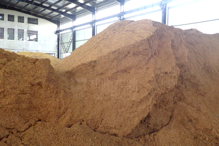 在家具制造行業(yè)生產(chǎn)過程中會產(chǎn)生大量的鋸末、刨花，這些木質(zhì)物料是加工優(yōu)質(zhì)生物質(zhì)顆粒的好原料，但由于水分過高直接壓制顆粒會影響顆粒品質(zhì)，為了控制鋸末的含水率，我司開發(fā)成套鋸