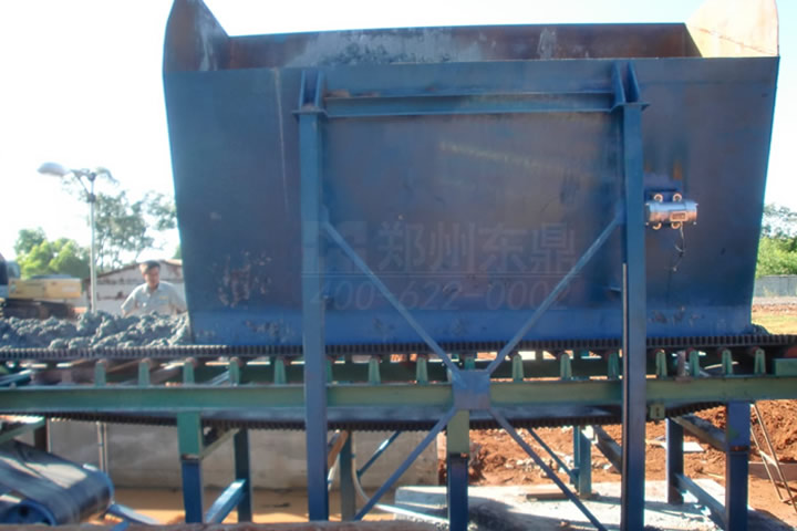 廢棄白泥隨意堆放不僅占用大量土地，污染環(huán)境，而且浪費(fèi)了白泥中的大量的資源，東鼎白泥烘干機(jī)可以很好的實(shí)現(xiàn)白泥再利用