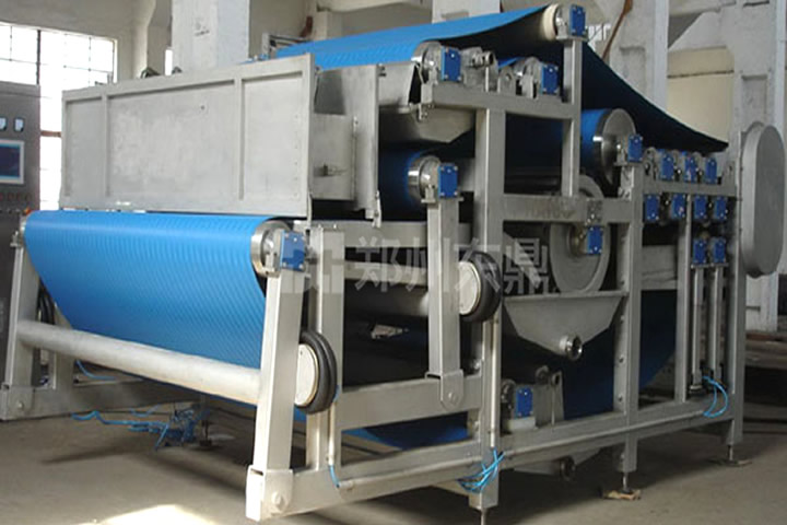 高壓帶式壓榨機廣泛適用于各類植物根莖葉果的渣水分離及各類生活和工業(yè)污泥的高效脫水。