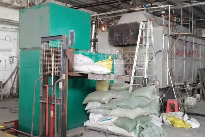 生物質(zhì)燃燒機(jī)是利用生物質(zhì)進(jìn)行能量轉(zhuǎn)換的主要設(shè)備，使用生物質(zhì)顆粒燃料，在燃燒室內(nèi)實現(xiàn)逐漸預(yù)熱、多級配氧、立體燃燒的火焰燃燒系統(tǒng)。