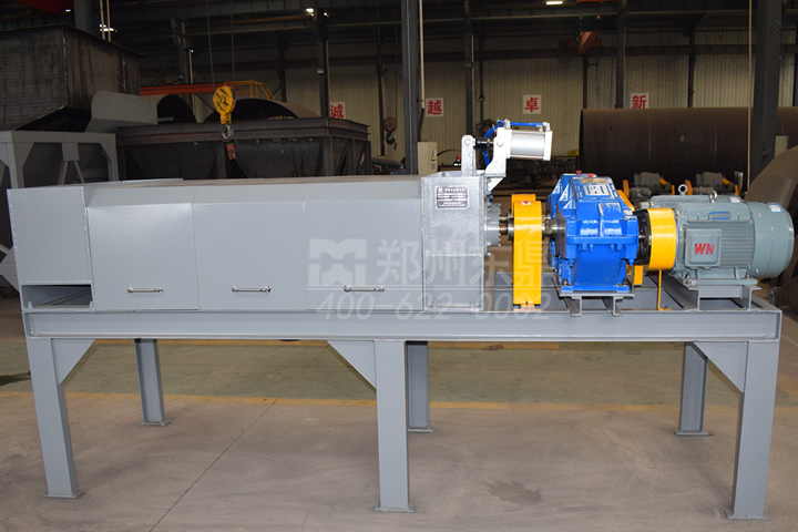 螺旋擠壓脫水機具有產(chǎn)能大，操作維修方便，投入成本低，分單螺旋和雙螺旋系列脫水產(chǎn)品