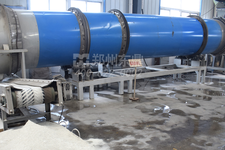 石粉烘干機(jī)設(shè)備具有產(chǎn)能大、機(jī)械化程度高、可連續(xù)運(yùn)轉(zhuǎn)，除塵環(huán)保性能好的特點(diǎn)。