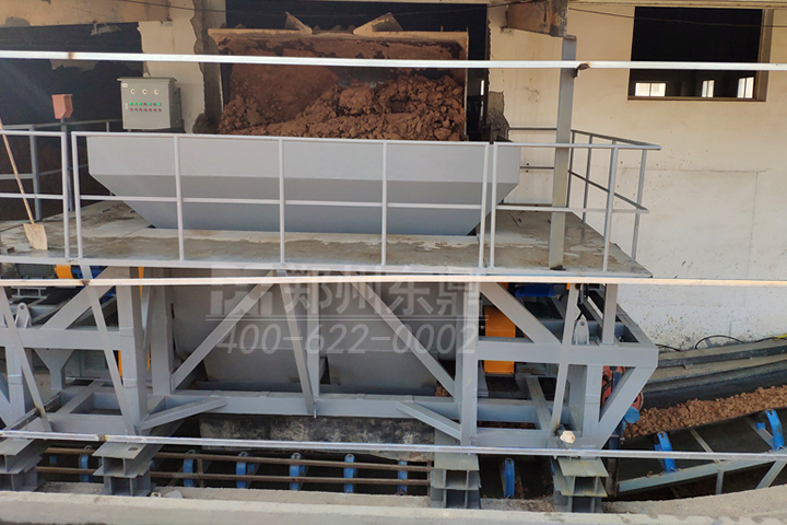 來自礦產(chǎn)開發(fā)、洗選加工過程中產(chǎn)生的大量粘土、泥土礦沙由于持水性高、粘度大、易抱團(tuán)結(jié)塊給后續(xù)物料磨粉、焙燒等工序造成不良影響，烘干機(jī)廠家鄭州東鼎干燥針對此類物料干燥及應(yīng)用特