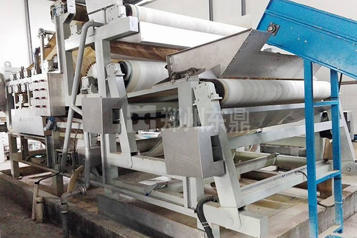 薯渣烘干機(jī)實(shí)現(xiàn)自動(dòng)上料、脫水、烘干、出料、包裝一體化作業(yè)，適用于紅薯渣、木薯渣、馬鈴薯渣等高濕糟渣飼料化利用。