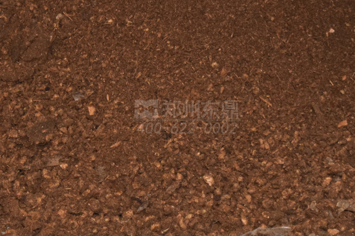 菌菇渣烘干機(jī)通過熱能轉(zhuǎn)換快速將菌渣中的多余水分脫除，改善了菌渣的儲(chǔ)裝運(yùn)特性。